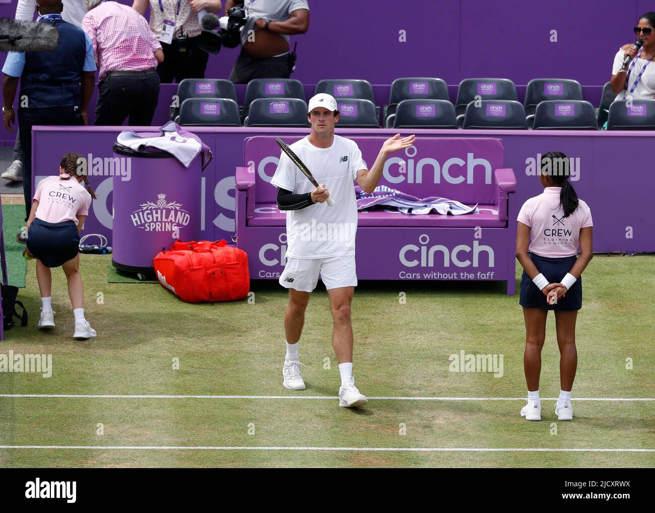 16th juin 2022 ; Queens Club, West Kensington, Londres, Angleterre ; Cinch Queens Club ATP Tour 500 série Tournoi de tennis de pelouse; Tommy Paul (USA) célèbre après avoir vaincu Stan Wawrinka (SUI) par deux ensembles en applaudissant la foule Banque D'Images