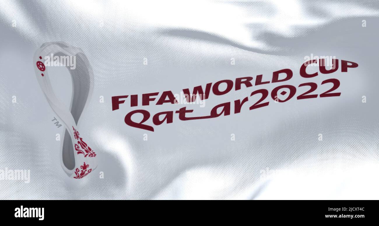 Doha, Qatar, octobre 2021 : drapeau avec le logo de la coupe du monde de la Fifa 2022 qui flotte dans le vent. L'événement est prévu au Qatar du 21 novembre au 18 décembre Banque D'Images