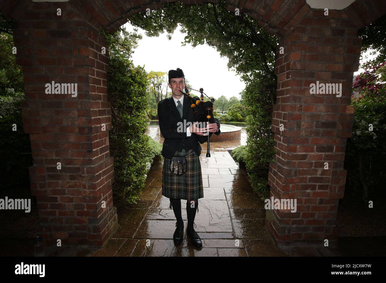 WESTERN House, Ayr, Ayrshire, Écosse, Royaume-Uni. Alistair Brown joue à l'extérieur de la Western House sous la pluie. La Western House est gérée par l'hippodrome d'Ayr et est un lieu primé Banque D'Images