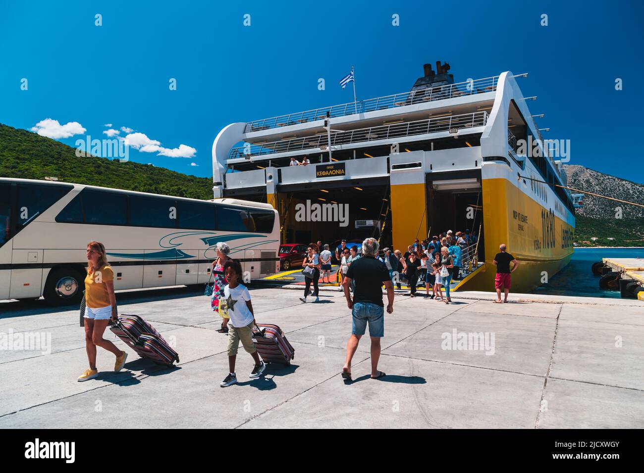 Poros, île de Céphalonie, Grèce - juillet 17 2019 : débarquement des voitures, des bus et des passagers du ferry du Groupe Levante Ferries amarré au port de Poros. Journée d'été lumineuse, concept de voyage. Banque D'Images