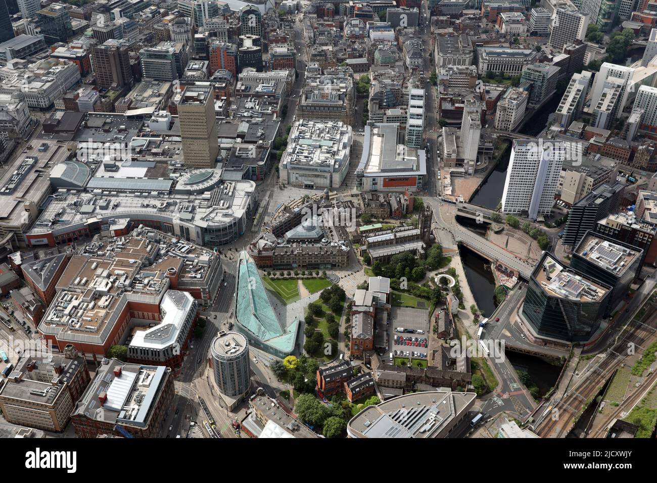 Vue aérienne du centre-ville de Manchester : jardins de la cathédrale, musée national du football (bldg vert), cathédrale de Manchester et parc commémoratif de la Glade of Light Banque D'Images