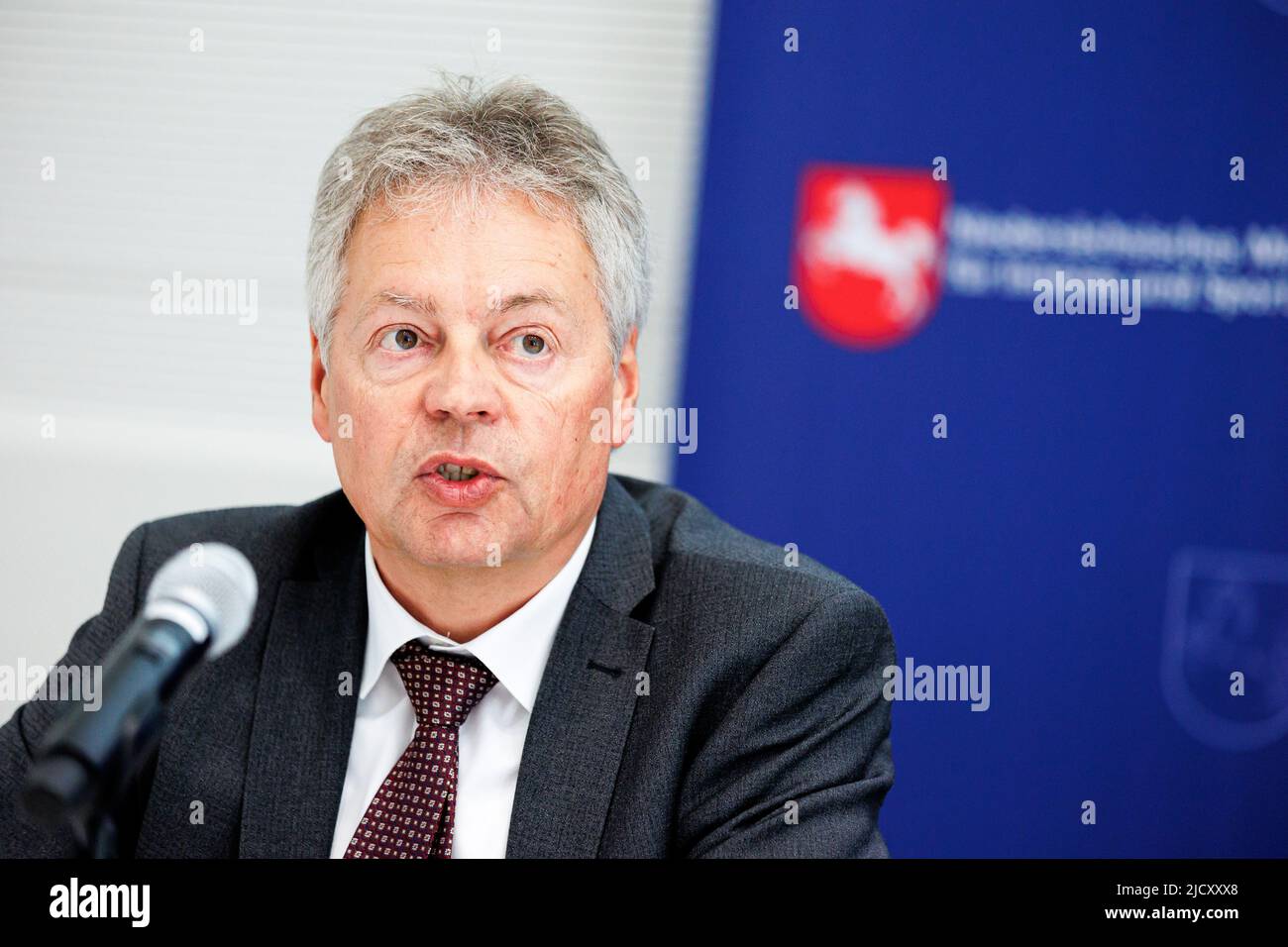 Hanovre, Allemagne. 16th juin 2022. Bernhard Witthaut, Président de l'Office pour la protection de la Constitution de Basse-Saxe, prend la parole lors de la présentation du Rapport sur la protection de la Constitution de 2021 au Ministère de l'intérieur de Basse-Saxe. Credit: Michael Matthey/dpa/Alay Live News Banque D'Images