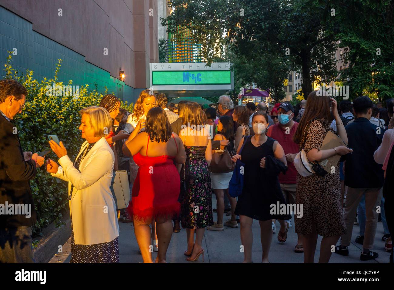 Les détenteurs de billets se sont mis en file d'attente pour participer au festival de Tribeca, anciennement le festival du film de Tribeca, au SVA Theatre de Chelsea, à New York, mardi, à 14 juin 2022. (© Richard B. Levine) Banque D'Images