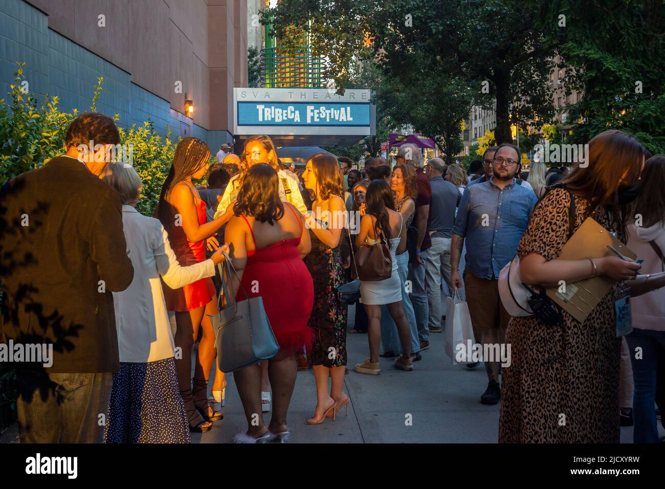 Les détenteurs de billets se sont mis en file d'attente pour participer au festival de Tribeca, anciennement le festival du film de Tribeca, au SVA Theatre de Chelsea, à New York, mardi, à 14 juin 2022. (© Richard B. Levine) Banque D'Images