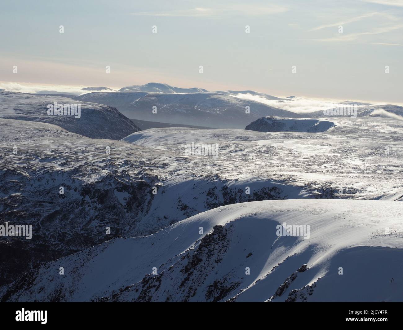 Vue depuis Sgor Gaoith. Vue sur le plateau de Moine Mhor, avec un Sgarsoch & Beinn a'Ghlo, Carn Nan Gabhar, au loin. Banque D'Images