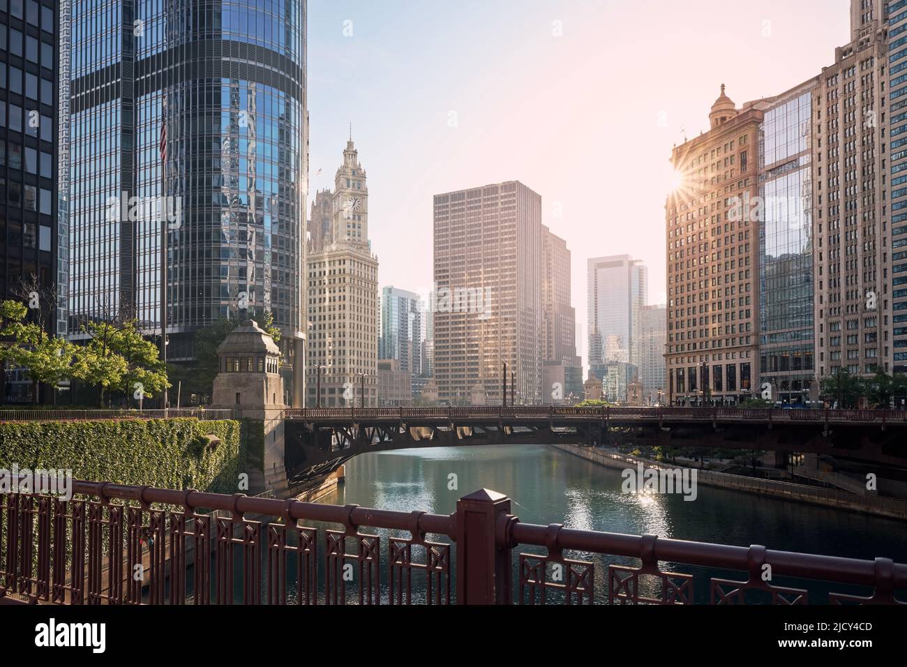 Ponts sur le fleuve Chicago au milieu de gratte-ciels. Horizon urbain au beau lever du soleil. Banque D'Images