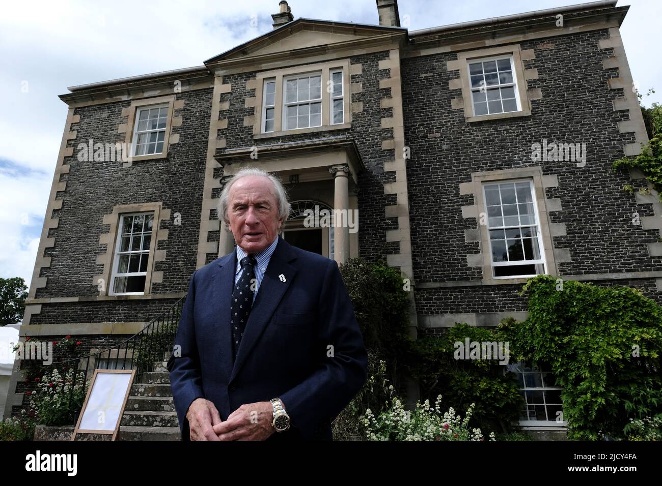 Melrose, Royaume-Uni. 16 juin 2022. Borders Book Festival 2022 - première journée Sir Jackie Stewart, OBE, pose pour une photo à Harmony House Gardens l'un des plus appréciés, les plus réputés dans le sport mondial, vainqueur de trois championnats du monde de Formule 1 et vingt-sept grands prix, Sir Jackie Stewart, OBE vient au festival pour parler à la fois de sa carrière de course et de sa vie après F1. Depuis sa retraite, il a bâti une carrière professionnelle remarquable, mais il a également lutté dur pour des causes qu'il croit en. Dans cet événement, qui est unique au Festival du livre de Borders, Sir Jackie nous parlera également de Race contre Banque D'Images