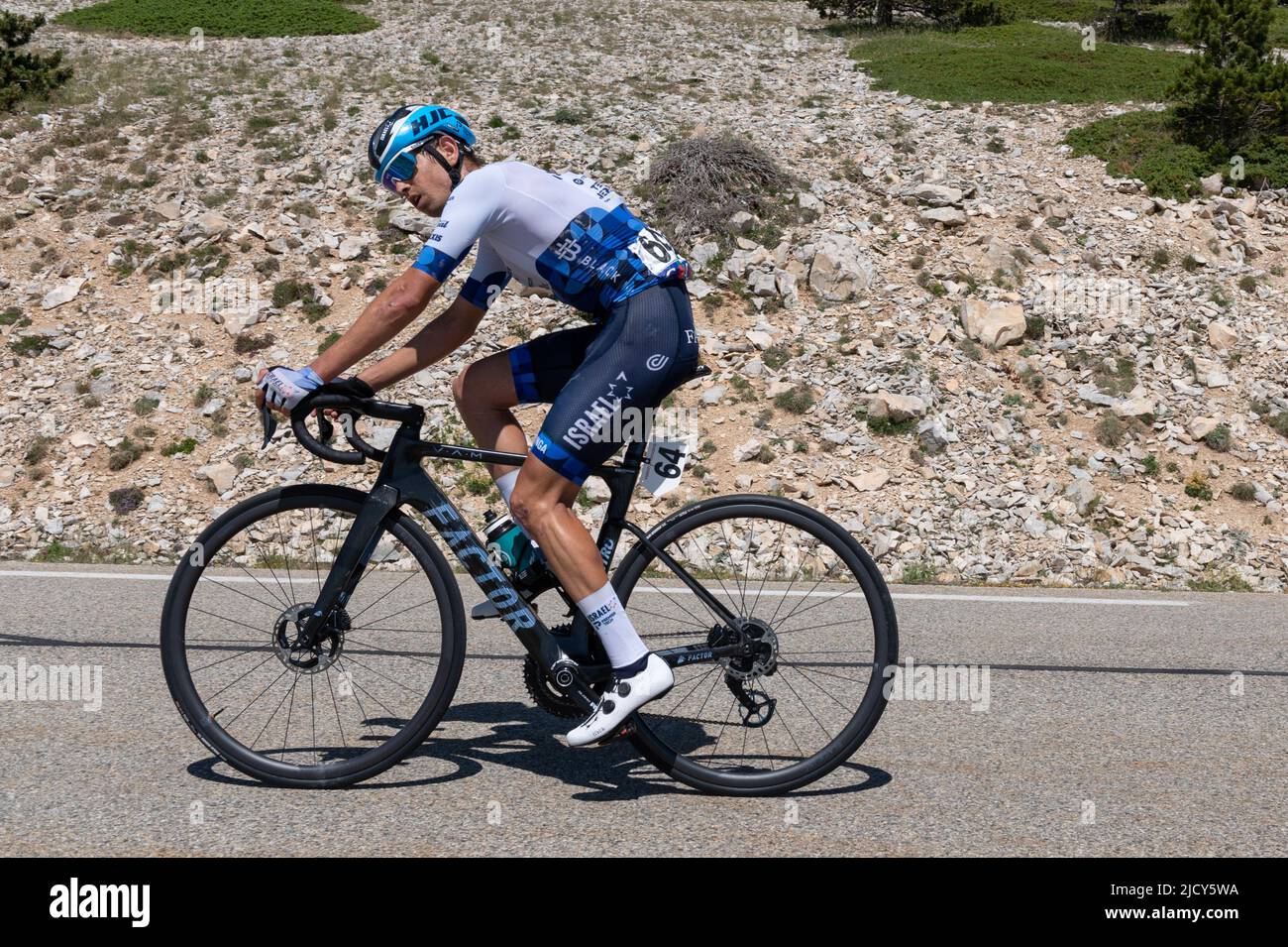 Omer Goldstein (israël – première équipe technique) en action à trois kilomètres de la ligne d'arrivée. L'édition 4th des défis CIC - Mont Ventoux Dénivelé fait partie du calendrier du Tour Europe 2022 de l'UCI dans la catégorie 1,1. A partir de Vaison la Romaine, la distance à parcourir est de 154 kilomètres de course avec une double ascension du Mont Ventoux avec une finition au sommet. Ruben Guerreiro (EF-Education EasyPost) a remporté le Mont Ventoux Denivelé en solo devant son coéquipier Esteban Chaves (EF-Education EasyPost) et Michael Storer (Groupama-FDJ) en troisième. Banque D'Images