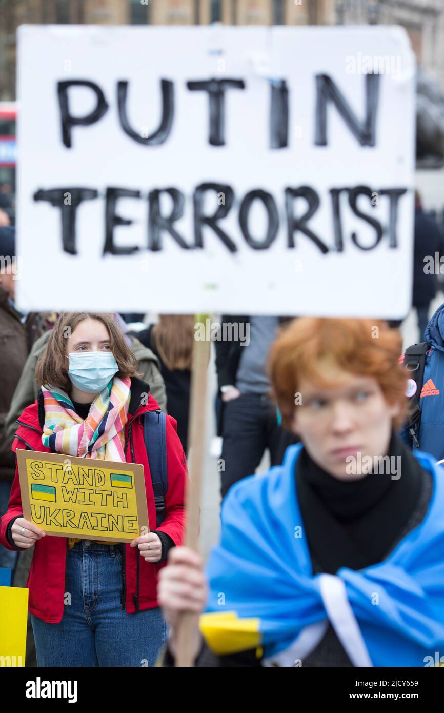 Les participants se réunissent au cours d’un stand avec l’Ukraine pour protester contre la récente invasion de l’Ukraine par la Russie à Trafalgar Square à Londres. Banque D'Images