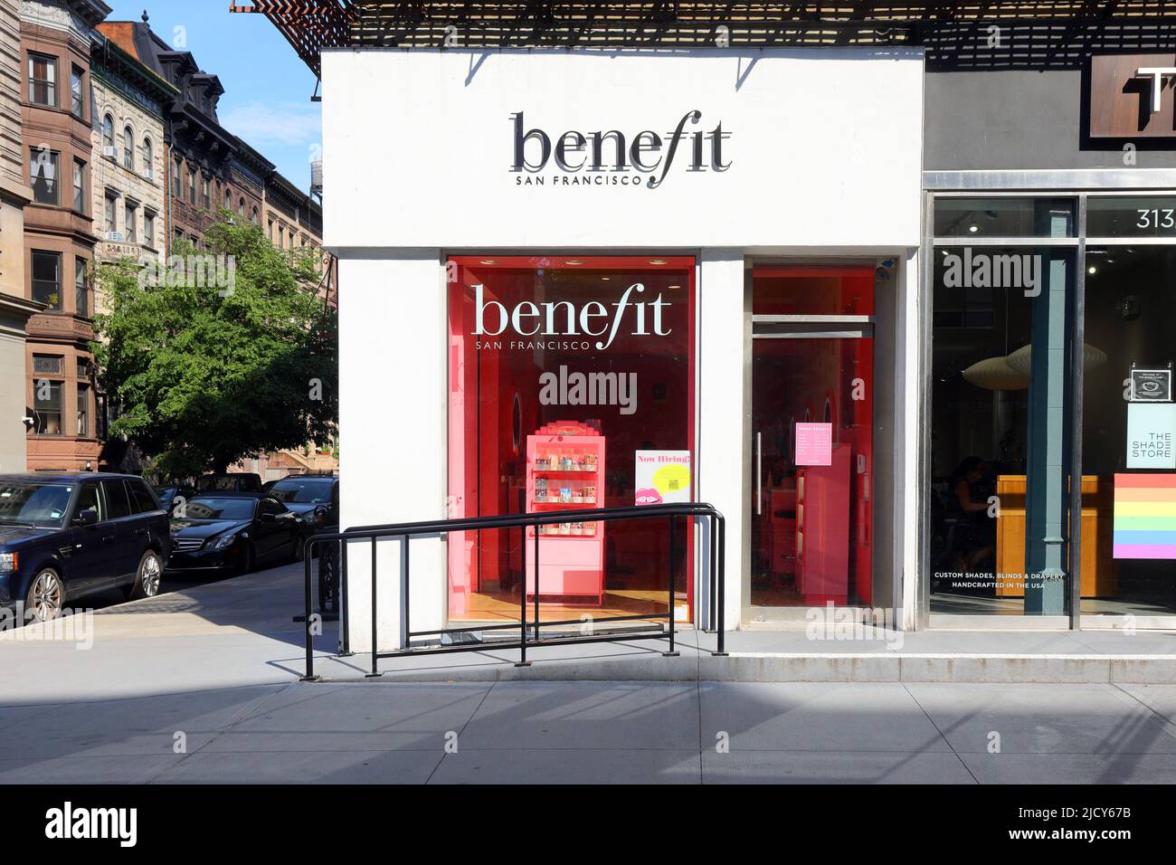 Benefit Cosmetics, 315 Columbus Ave, New York, NY. Façade extérieure de la boutique NYC photo d'une chaîne de cosmétiques dans l'Upper West Side de Manhattan. Banque D'Images