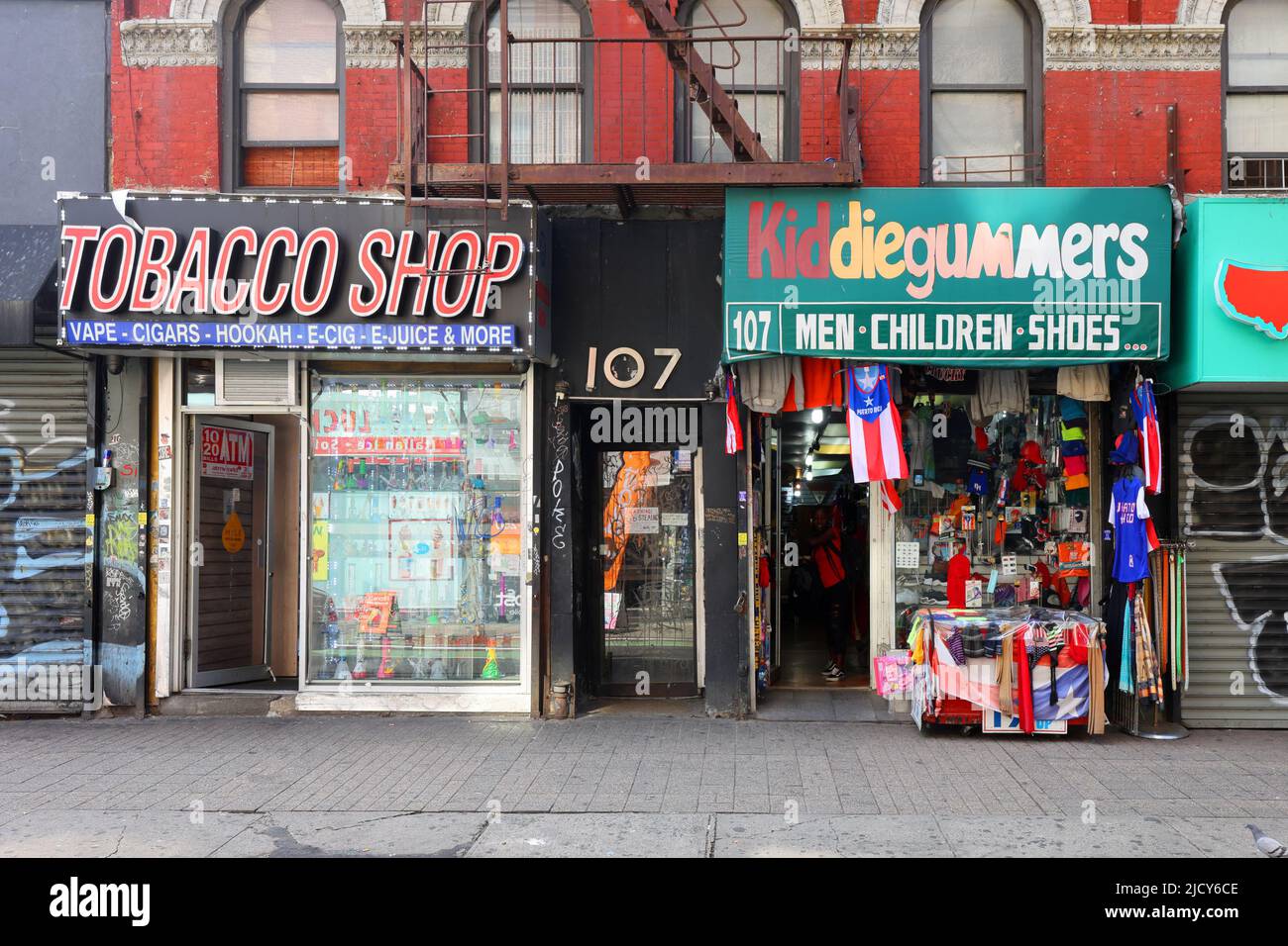 Magasin de tabac, « Kiddie gummers », 107 Clinton St, New York, New York, New York photo d'un magasin de tabac et d'un magasin de vêtements dans le Lower East Side de Manhattan Banque D'Images