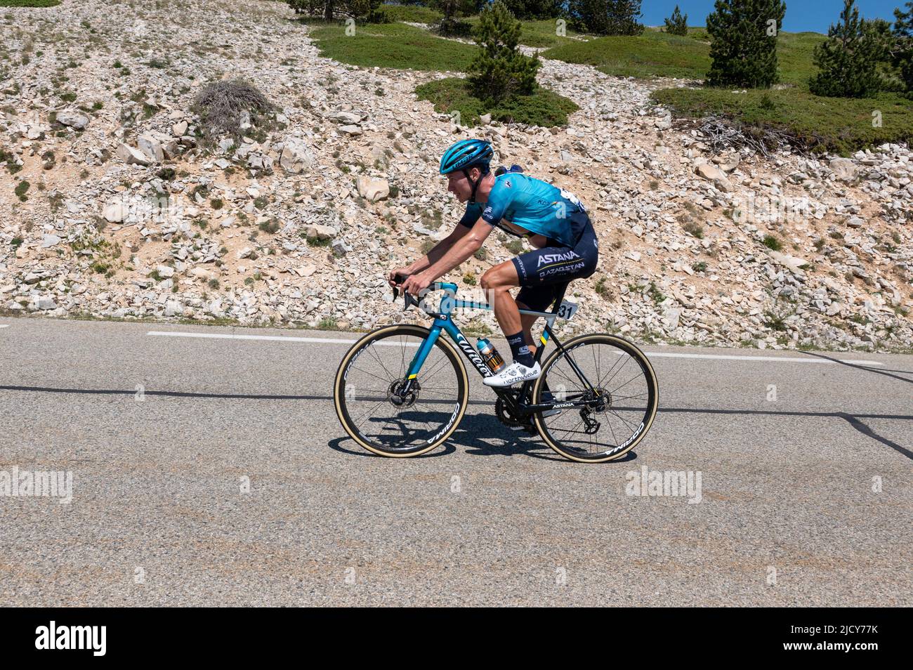 Stefan de BOD (équipe Astana Qazaqstan) en action à trois kilomètres de la ligne d'arrivée. L'édition 4th des défis CIC - Mont Ventoux Dénivelé fait partie du calendrier du Tour Europe 2022 de l'UCI dans la catégorie 1,1. A partir de Vaison la Romaine, la distance à parcourir est de 154 kilomètres de course avec une double ascension du Mont Ventoux avec une finition au sommet. Ruben Guerreiro (EF-Education EasyPost) a remporté le Mont Ventoux Denivelé en solo devant son coéquipier Esteban Chaves (EF-Education EasyPost) et Michael Storer (Groupama-FDJ) en troisième. (Photo de Laurent Coust/SOPA Images/Sipa Banque D'Images