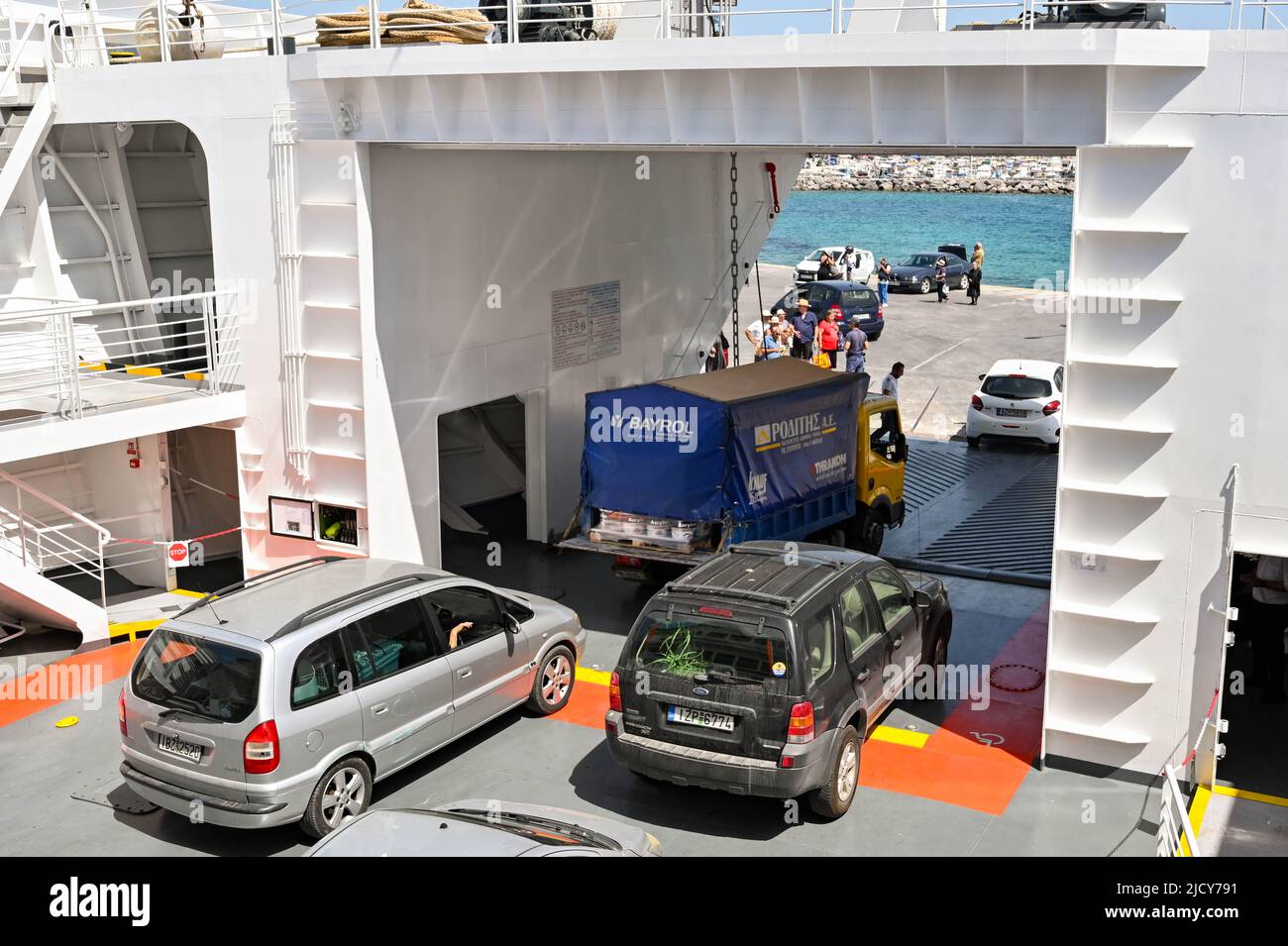 Aegina, Grèce, - Mai 2022: Voitures en voiture à partir d'un ferry sur l'île d'Aegina après l'arrivée d'Athènes. Banque D'Images