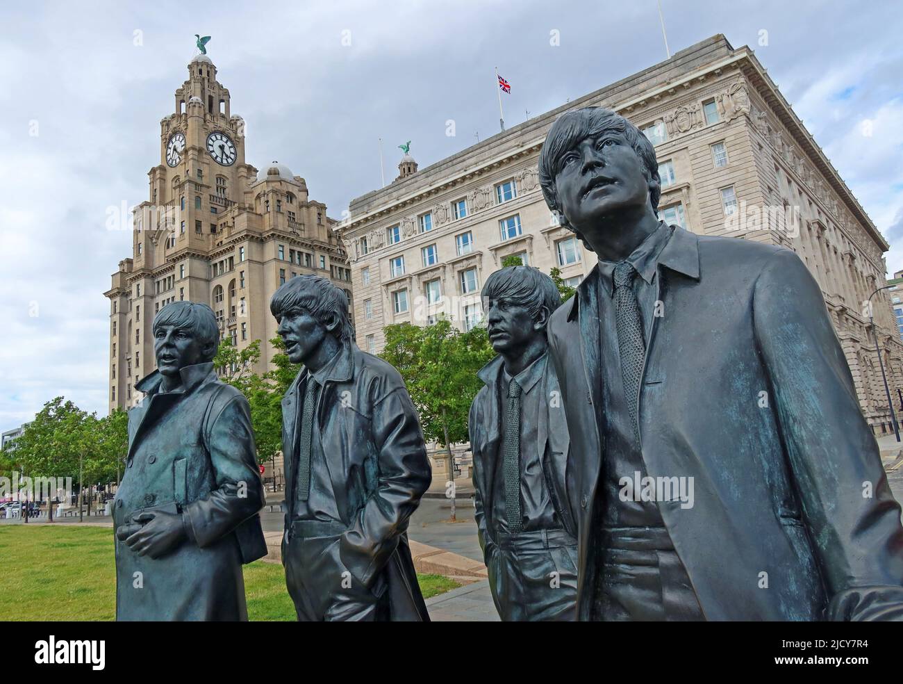 Les statues des Beatles par Andy Edwards, Liverpool Waterfront, Liverpool Pier Head, (en face du Mersey Ferries Building), Liverpool, Merseyside, L3 1BY Banque D'Images