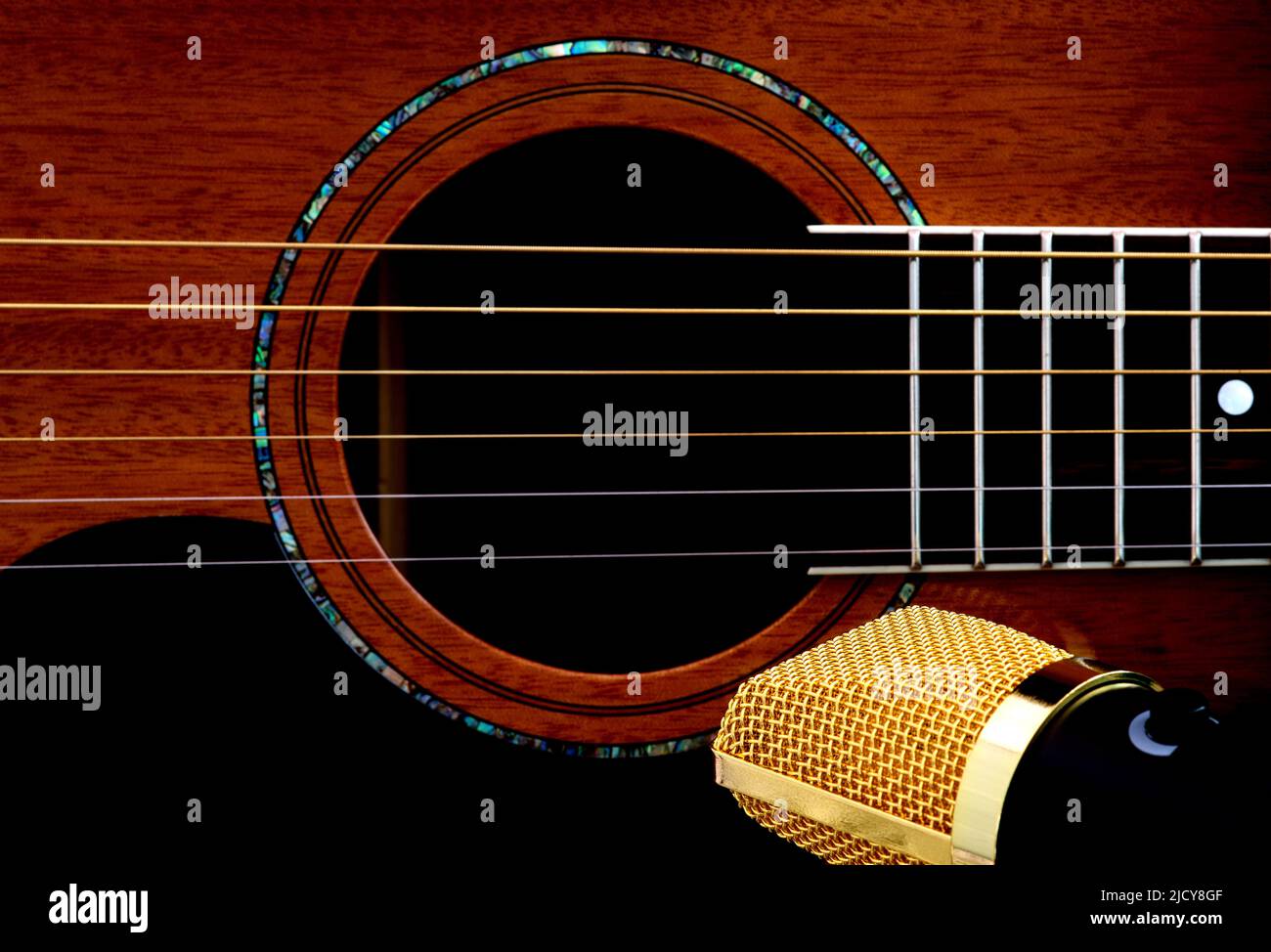 Vue en gros plan de la guitare acoustique et du microphone en acajou Banque D'Images