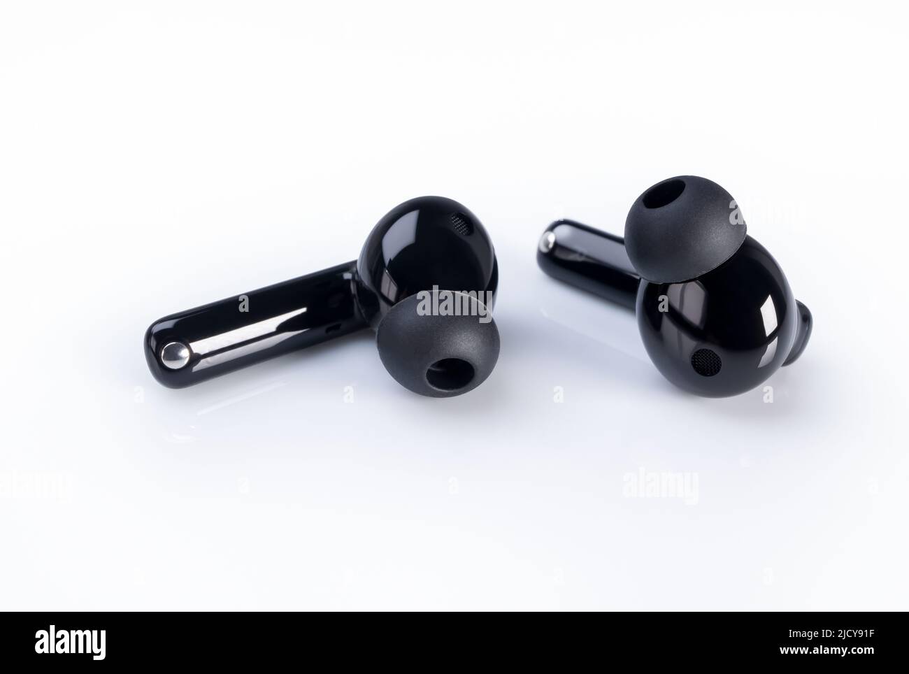 Casque sans fil sur fond blanc. Micro-casque sans fil de gros plan isolé sur fond blanc. Banque D'Images