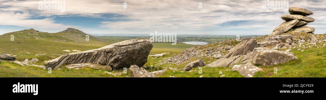 Showery Tor est un éperon rocheux sur la crête de Bodmin Moor juste au nord du sommet Rough Tor près de Camelford dans Cornwall. Il est connu pour son rocher pour Banque D'Images