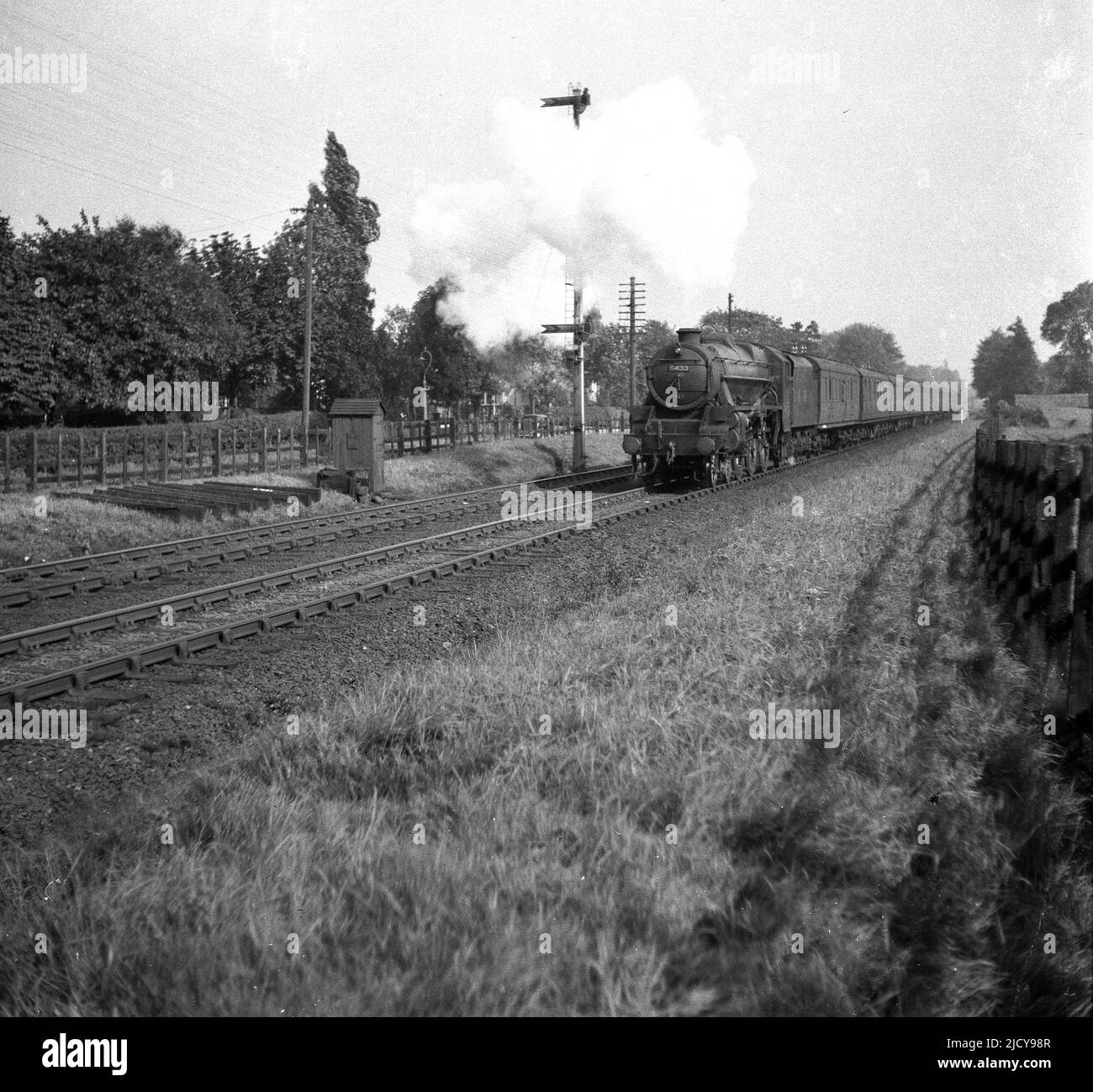 1940s, historique, un train à vapeur 5433 voyageant sur la piste, près de Stockport, Angleterre, Royaume-Uni. Construit à Gorton Works for Great Central Railways (GCR) - utilisé en continu sur LE CHEMIN DE fer britannique - la locomotive à vapeur de classe D10 a été introduite en 1913. Il a été retiré du service en 1953. Banque D'Images