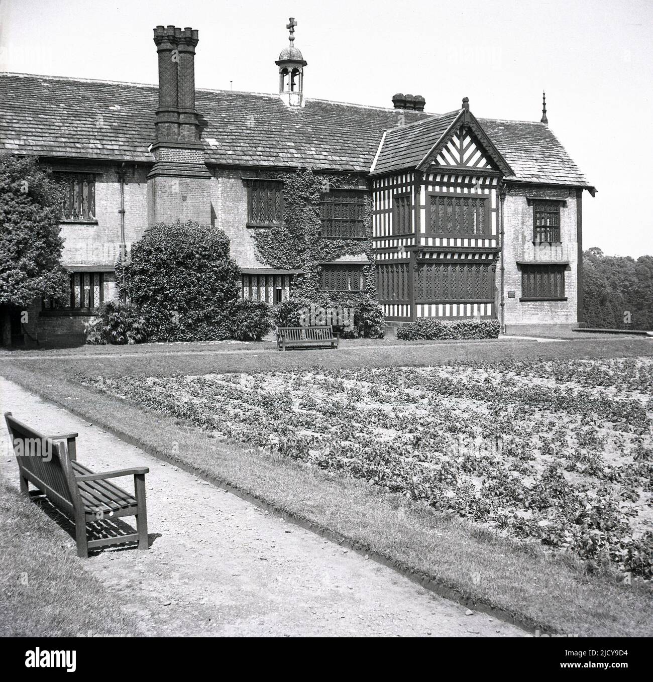 1940s, historique, la chapelle de Bramall Hall, Bramhall, Stockport, Angleterre, Royaume-Uni. Un manoir Tudor à pans de bois qui date du 14th siècle, avec plus tard des ajouts, la maison et le parc environnant ont été acquis par les autorités locales en 1935 et sont devenus un musée. La famille Davenport, qu'on croit construire la maison, a tenu le manoir pendant plus de 500 ans. Banque D'Images
