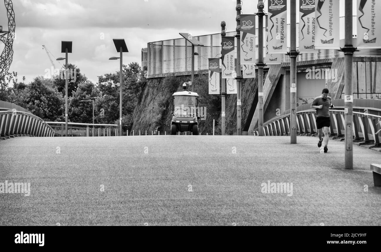 Vue de Eton Manor Walk, dans le parc olympique de Stratford, Londres. Noir et blanc Banque D'Images