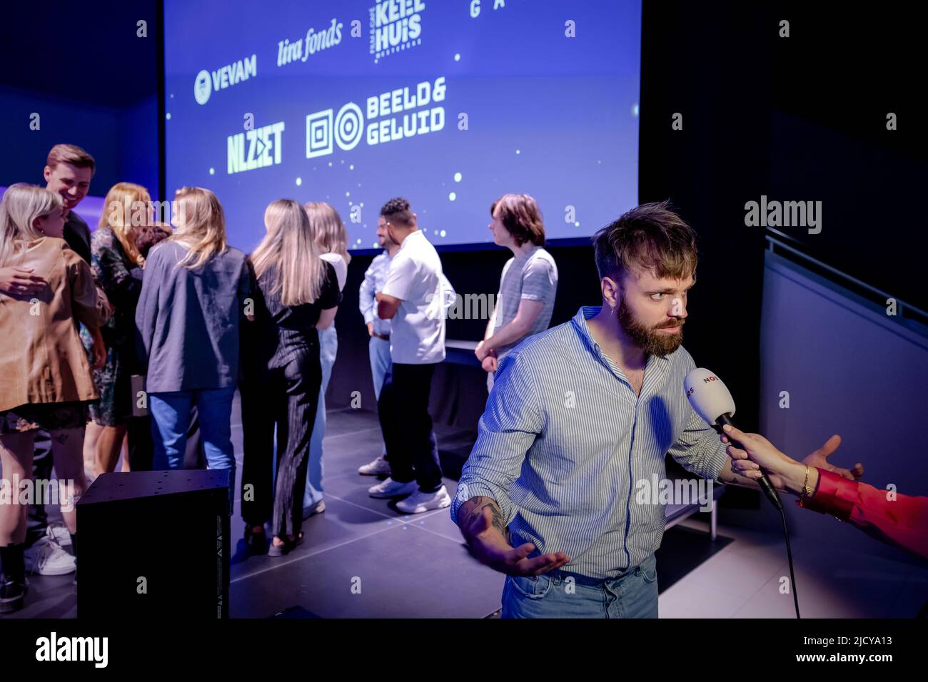 2022-06-16 18:03:58 HILVERSUM - c'est la voix du programme BNNVARA en ligne BONS avec Tim Hofman est le gagnant du disque d'argent Nipkow. Selon un jury d'experts, le disque de Nipkow est décerné chaque année depuis 1961 au meilleur programme de télévision de l'année. Cette année, c'est le soixantième anniversaire du disque de Nipkow d'argent. ANP ROBIN VAN LONKHUIJSEN pays-bas sortie - belgique sortie Banque D'Images