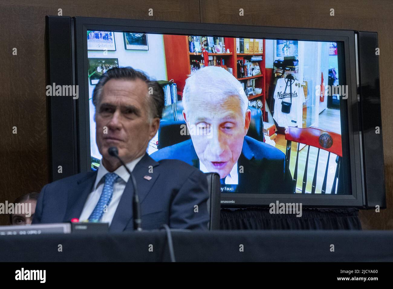 Washington, États-Unis. 16th juin 2022. Le sénateur Mitt Romney R-UT, écoute Anthony Fauci, MD, directeur, Institut national des allergies et des maladies infectieuses, Instituts nationaux de la santé, s'exprime devant le Comité sénatorial de la santé, de l'éducation, du travail, Et Pensions examinera une mise à jour sur la réponse fédérale en cours à la COVID-19, en se concentrant sur la situation actuelle et la planification future, au Capitole des États-Unis à Washington, DC jeudi, 16 juin 2022. Photo de Ken Cedeno/UPI crédit: UPI/Alay Live News Banque D'Images