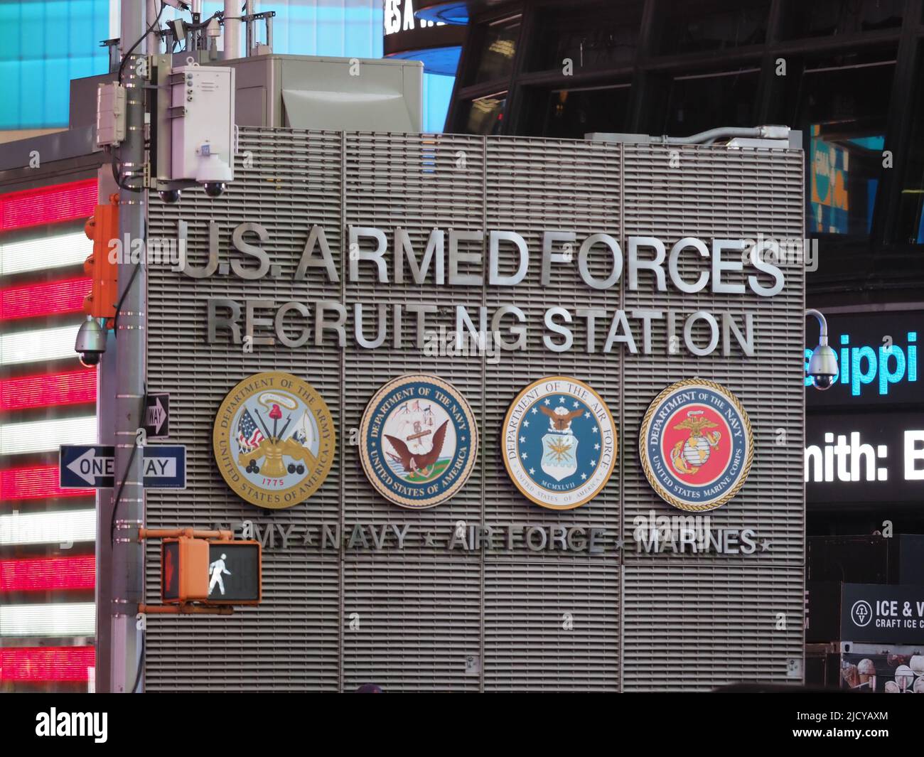 New York, Etats-Unis - 21 juin 2019 : image de la station de recrutement des forces armées américaines sur Times Square. Banque D'Images