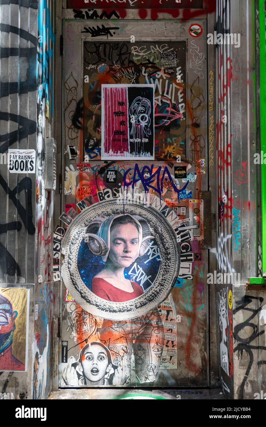 Des couches d'affiches, d'étiquettes et d'autocollants en forme de wheatpate sur une porte extérieure dans le Lower East Side de Manhattan, New York City, États-Unis d'Amérique Banque D'Images