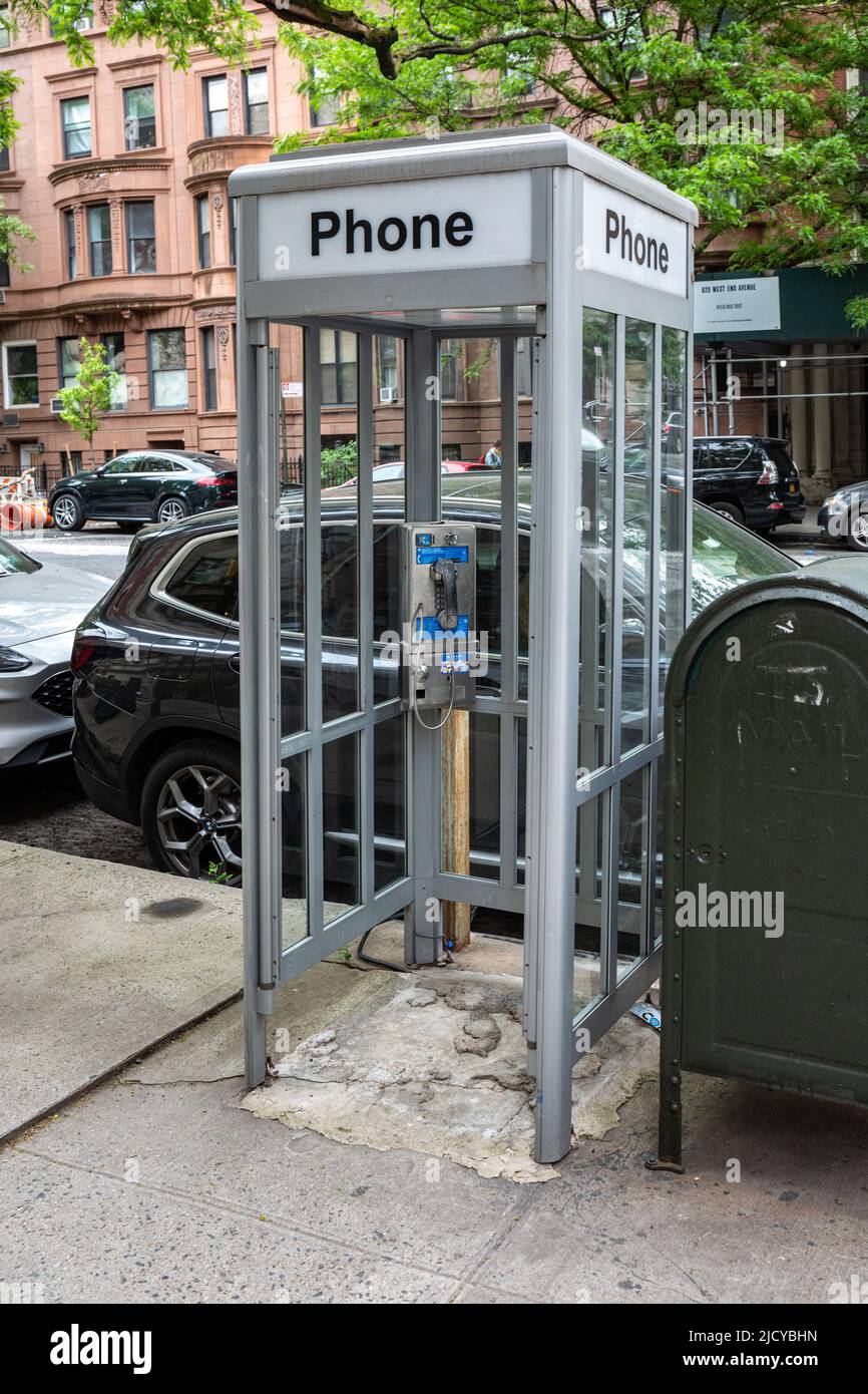 Kiosque téléphonique dans le quartier Upper West Side de Manhattan, New York City, États-Unis d'Amérique Banque D'Images