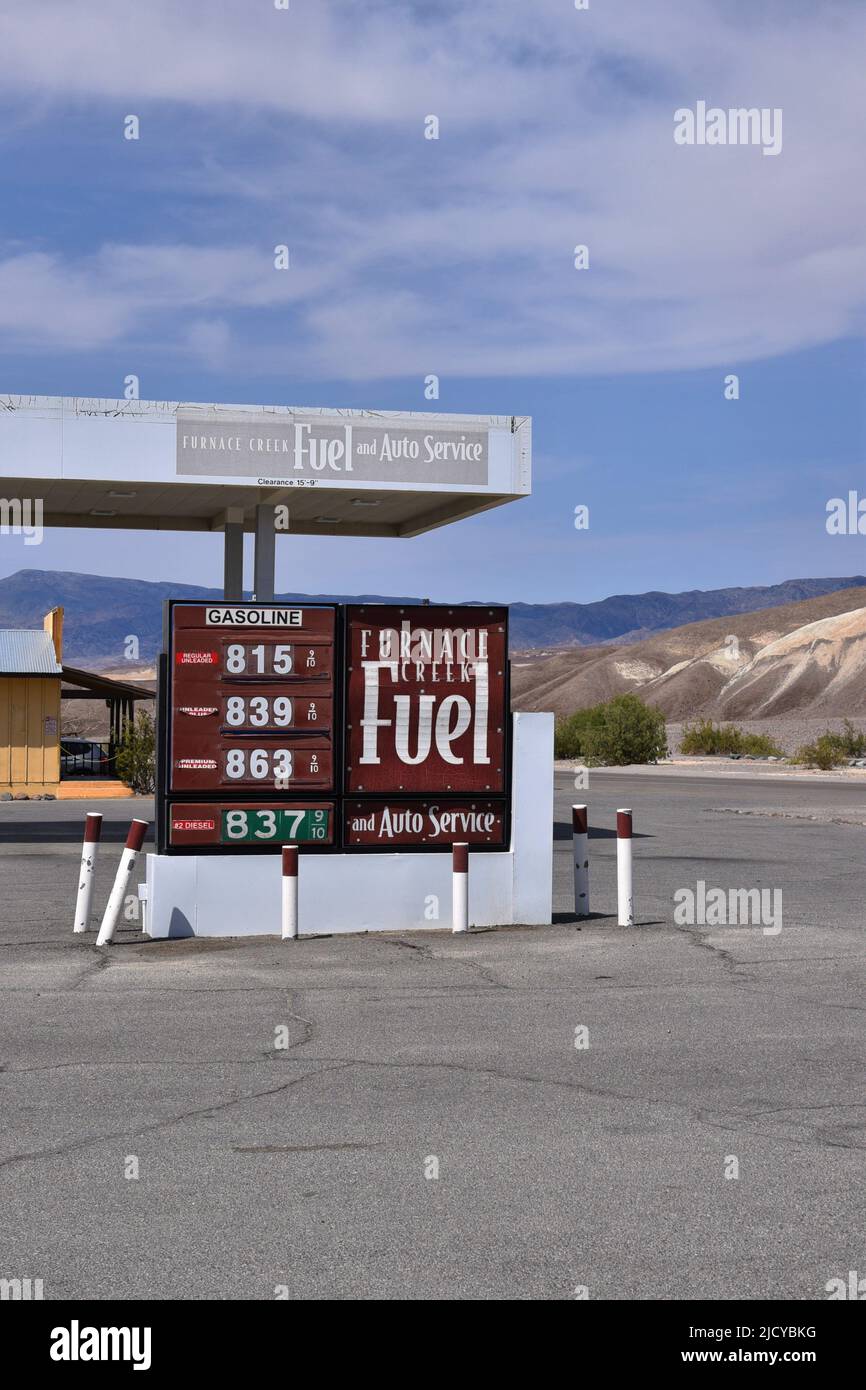 Prix élevés du gaz à Furnace Creek, dans le parc national de la Vallée de la mort, en Californie, l'un des prix les plus élevés du carburant aux États-Unis Banque D'Images