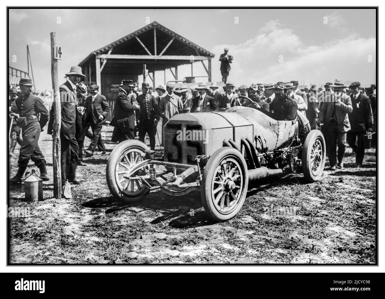 Grand Prix de France 1908 avec Christian Lautenschlager dans sa Mercedes gagnante au Grand Prix de France 1908 à Dieppe. 7 juillet 1908 Christian Lautenschlager remporte la course en Mercedes en terminant près de neuf minutes avant le Benz de Victor Hémery. La vitesse moyenne de Lautenschlager pour la course était de 69,045 mph. Banque D'Images