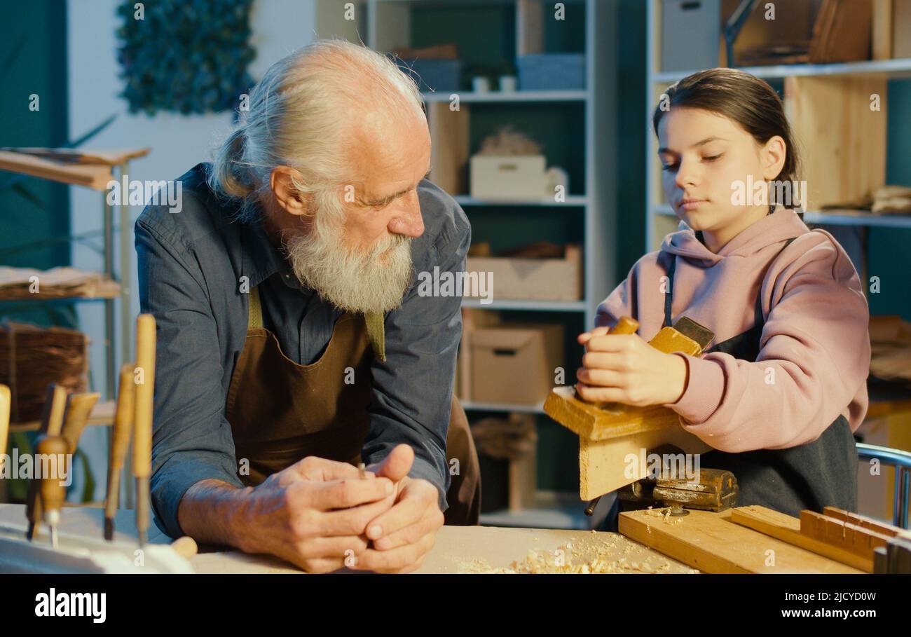 Le grand-père qui s'occupe de sa petite-fille adolescente passe du temps ensemble. Passe-temps Banque D'Images