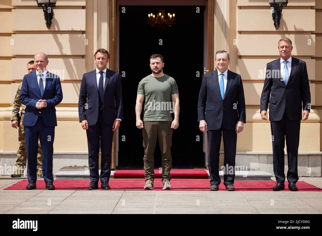 Kiev, Ukraine. 16th juin 2022. Le président ukrainien Volodymyr Zelenskyy (C) rencontre (R-L) le président roumain Klaus Iohannis, le Premier ministre italien Mario Draghi, le président français Emmanuel Macron et le chancelier allemand OLAF Scholz lors de leur visite à Kiev, en Ukraine, jeudi, 16 juin 2022. Photo via le Bureau de presse présidentiel ukrainien/UPI crédit: UPI/Alay Live News Banque D'Images