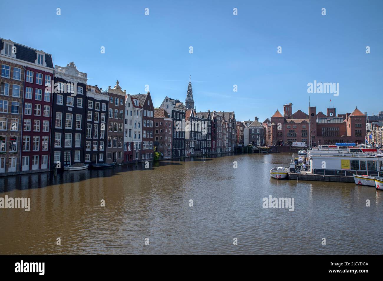 Anciennes maisons historiques au Canal autour de Damrak Amsterdam pays-Bas 15-6-2022 Banque D'Images