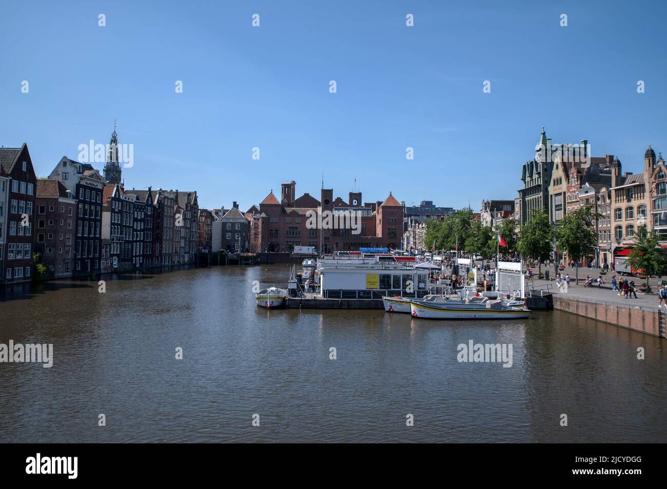 Anciennes maisons historiques au Canal autour de Damrak Amsterdam pays-Bas 15-6-2022 Banque D'Images