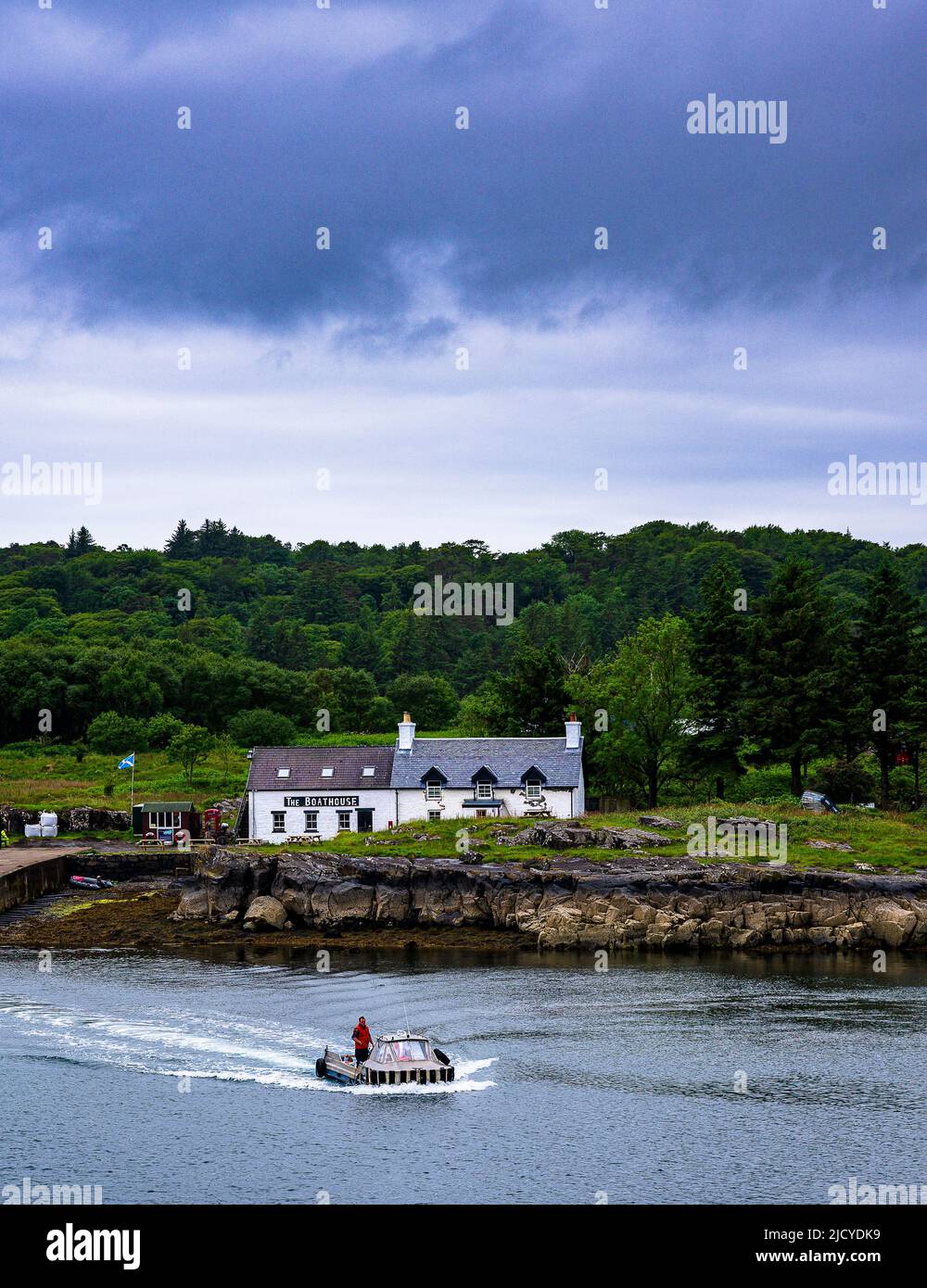 Ulva Ferry, île de Mull, Écosse – vue sur l'île d'Ulva, avec une traversée en ferry pour passagers jusqu'au restaurant Boathouse Inn sur l'île d'Ulva Banque D'Images