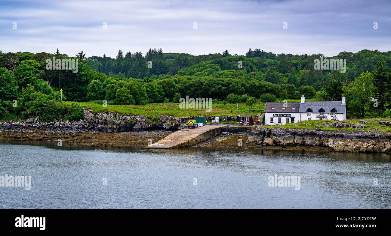 Ulva Ferry, île de Mull, Écosse – vue sur l'île d'Ulva, avec une traversée en ferry pour passagers jusqu'au restaurant Boathouse Inn sur l'île d'Ulva Banque D'Images