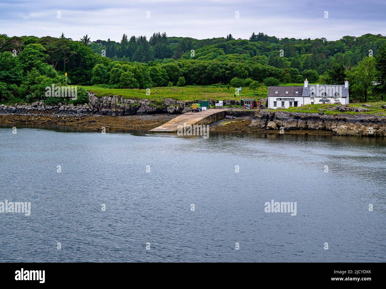 Ulva Ferry, île de Mull, Écosse – vue sur l'île d'Ulva, avec une traversée en ferry pour passagers jusqu'au restaurant Boathouse Inn sur l'île d'Ulva Banque D'Images