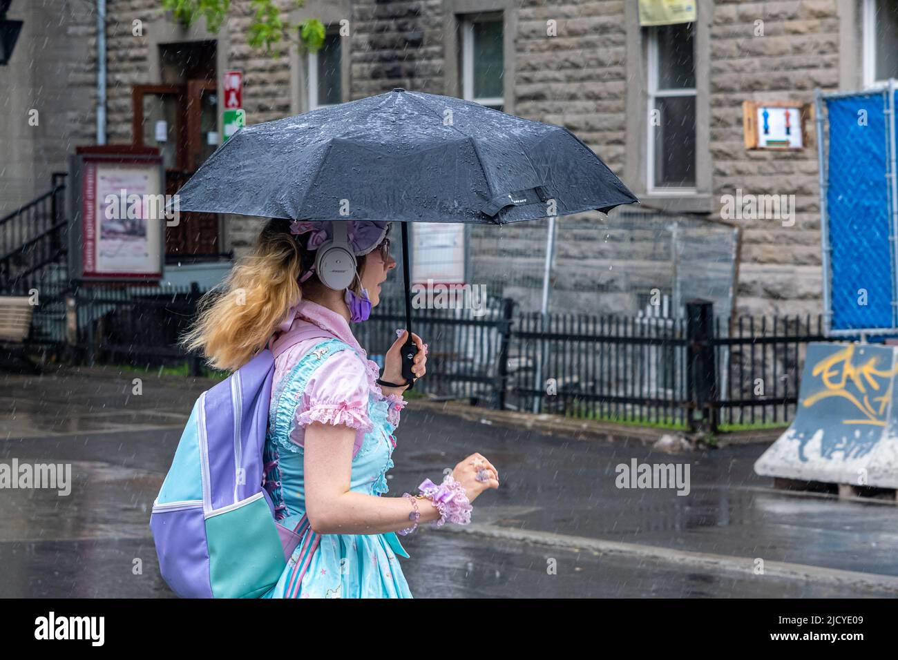 Montréal, CA - 12 juin 2022 : personnes sur l'avenue Mont-Royal tenant un parapluie sous la pluie et la tempête Banque D'Images