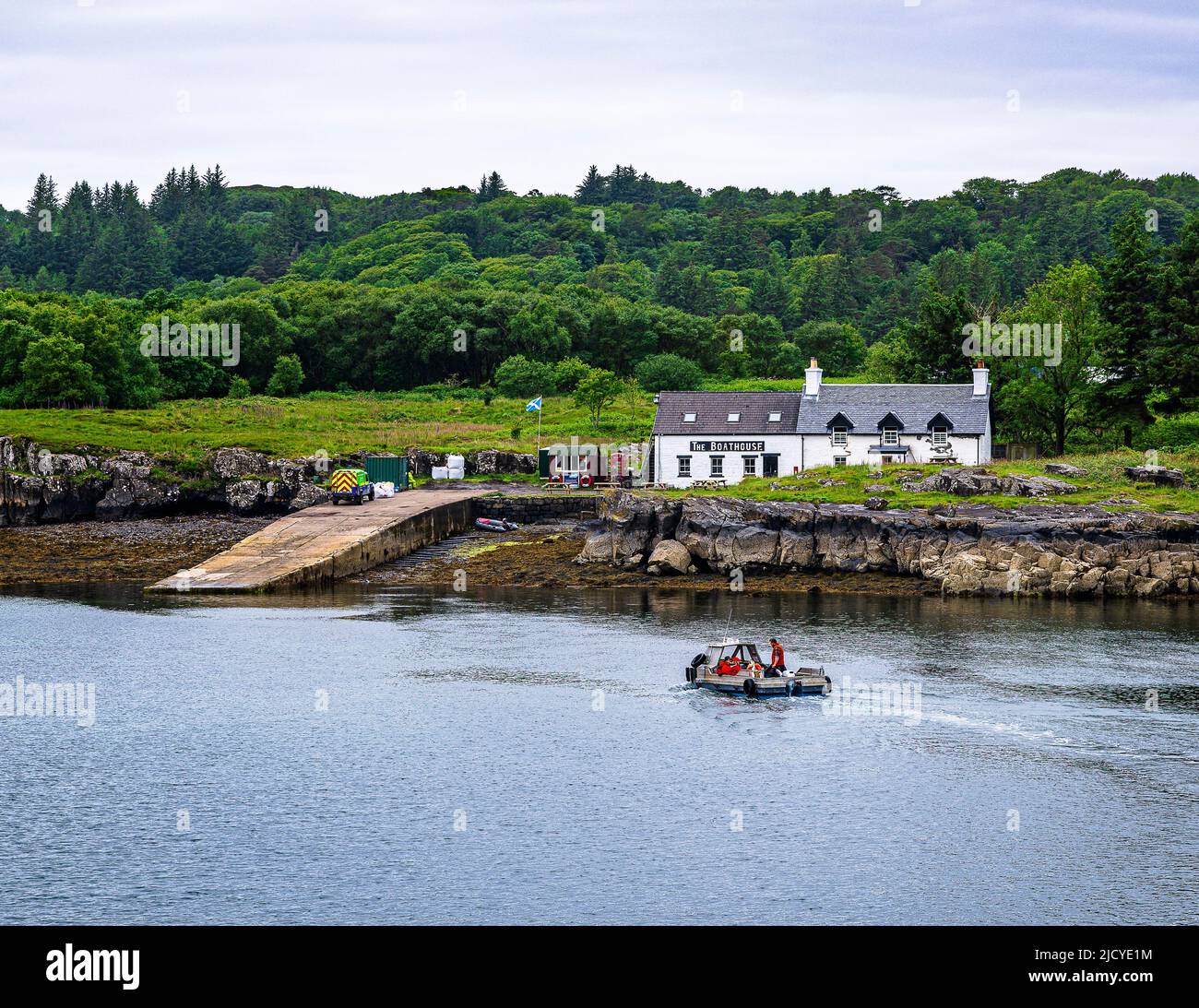 Ulva Ferry, île de Mull, Écosse – vue sur l'île d'Ulva, avec une traversée en ferry pour passagers jusqu'au restaurant Boathouse Inn sur l'île d'Ulva Banque D'Images