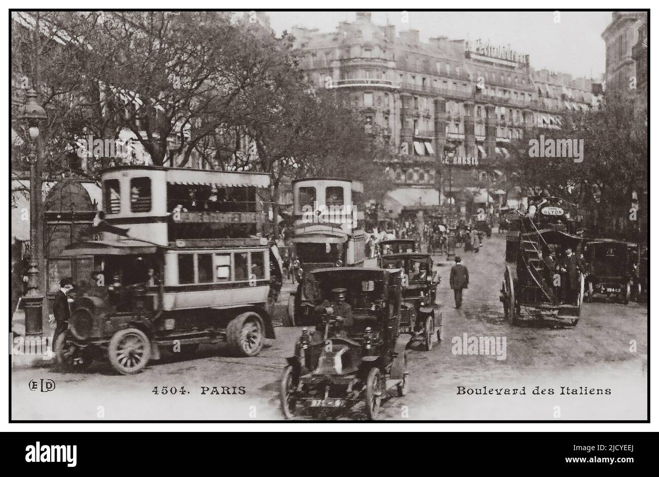 Vintage Paris trafic occupé carte postale 1910 Boulevard des Italiens, occupé avec des voitures taxis tour (double hauteur) bus et piétons. Embouteillage vintage Paris France Banque D'Images