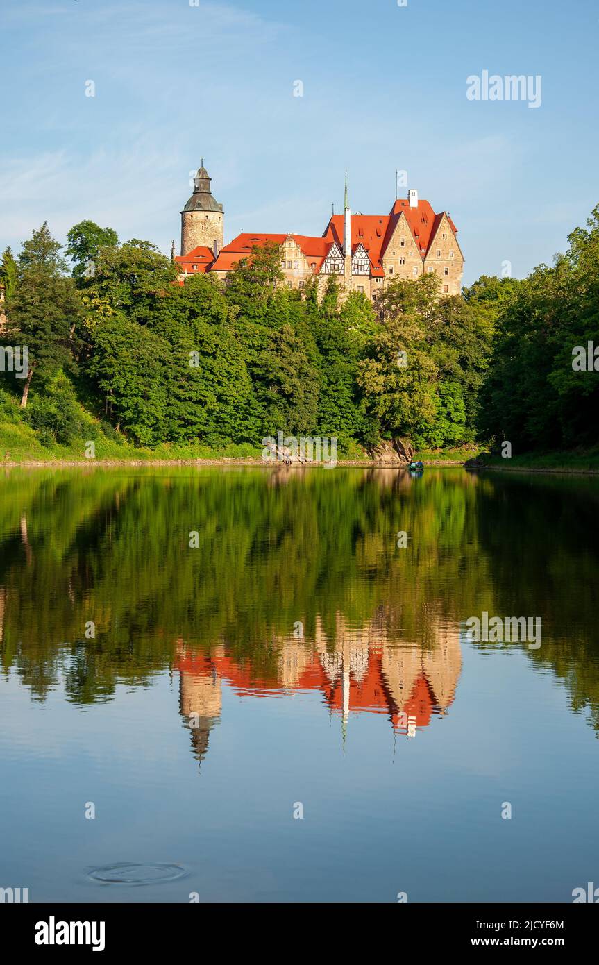 Château médiéval de Czocha (Tzschocha) en Basse-Silésie en Pologne et son reflet de l'eau dans la rivière Kwisa. Construit en 13th siècle (le principal conserver) avec beaucoup Banque D'Images