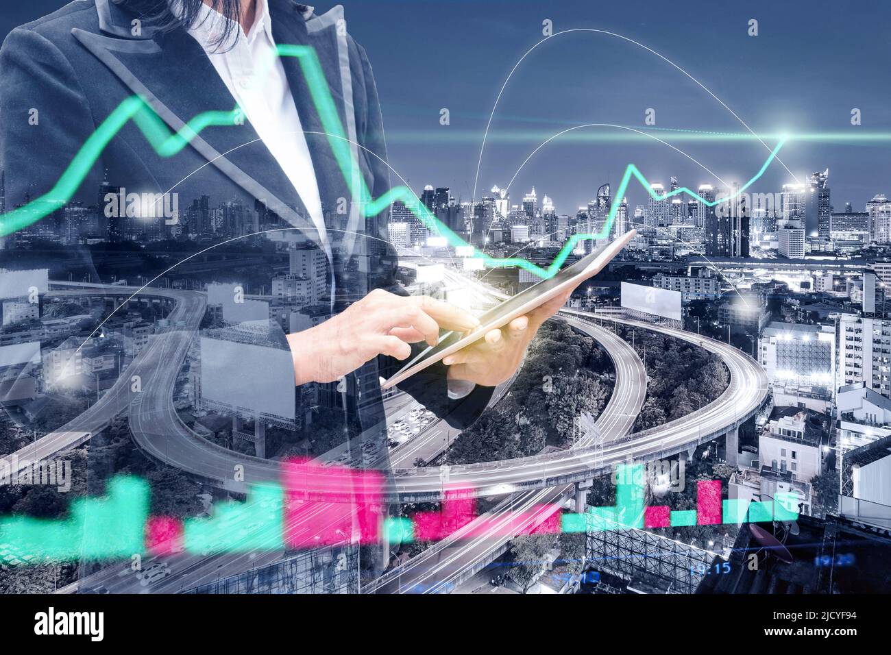 Femme d'affaires à double exposition touchant une tablette avec une ligne réseau dans une ville éclairée et graphique de tendance technique à la croissance de l'organisation Banque D'Images