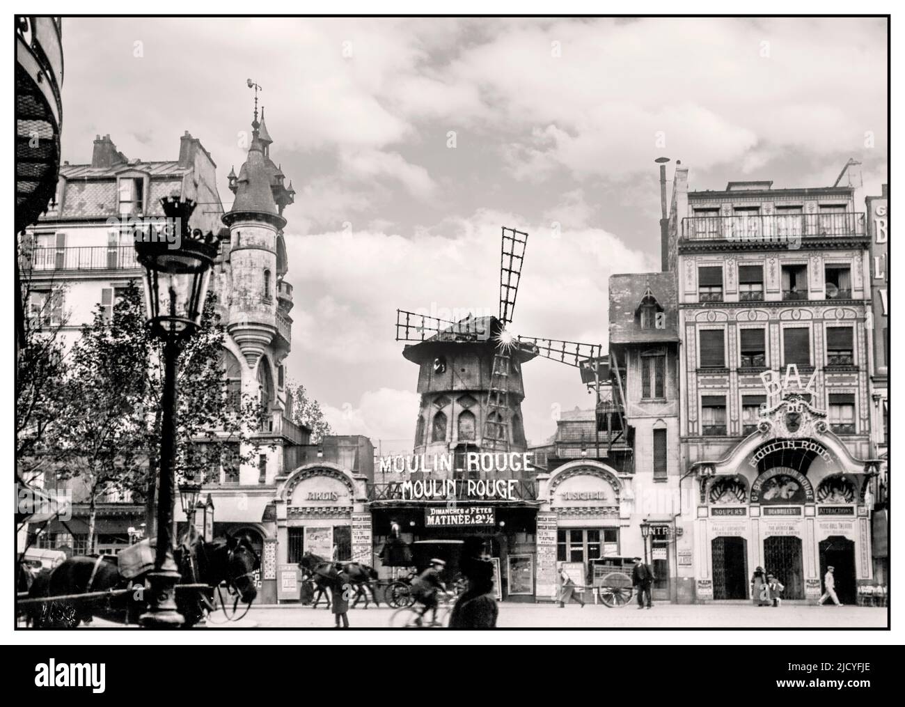 MOULIN ROUGE Vintage B&W 1900s Moulin Rouge Moulin Cabaret Bâtiment vue de jour sur la rue paysage Pigalle Montmartre Paris extérieur Paris France Banque D'Images