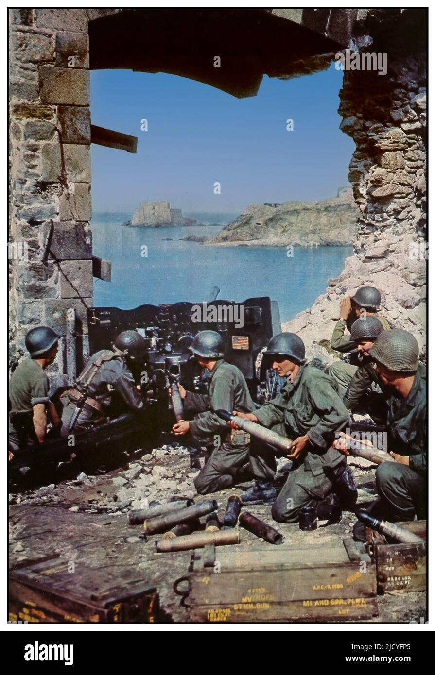 WW2 propagande de l'armée américaine image d'Un tir américain de 57 mm M1 à partir de la porte des champs-Vauverts à Saint-Malo en Bretagne en août 1944. Après le jour J, une scène de propagande avec l'armée du général Patton Saint-Malo France Seconde Guerre mondiale Banque D'Images