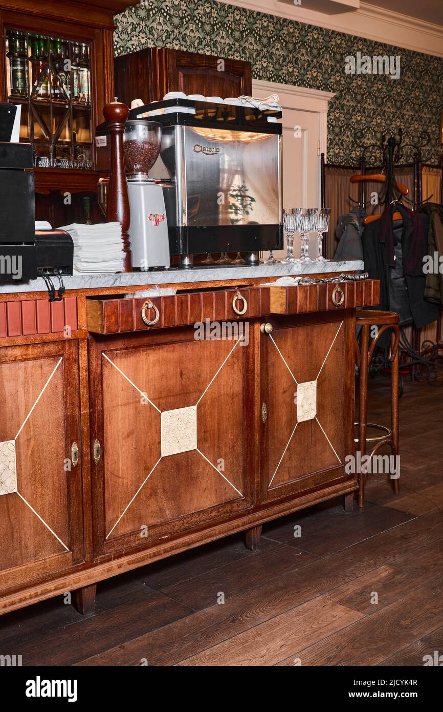 Photo d'un ancien comptoir de bar dans un restaurant Banque D'Images