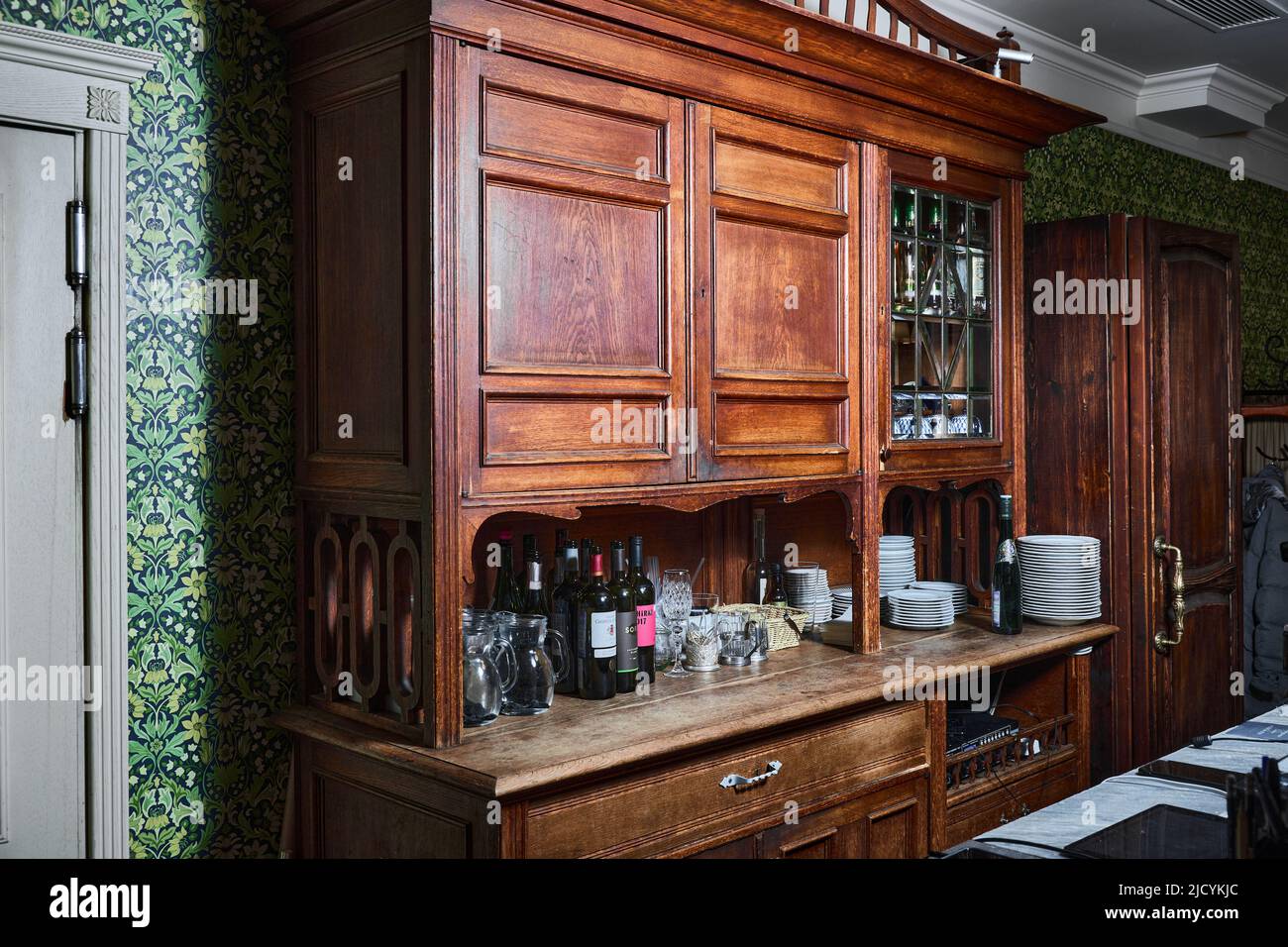 Photo d'un ancien comptoir de bar dans un restaurant Banque D'Images