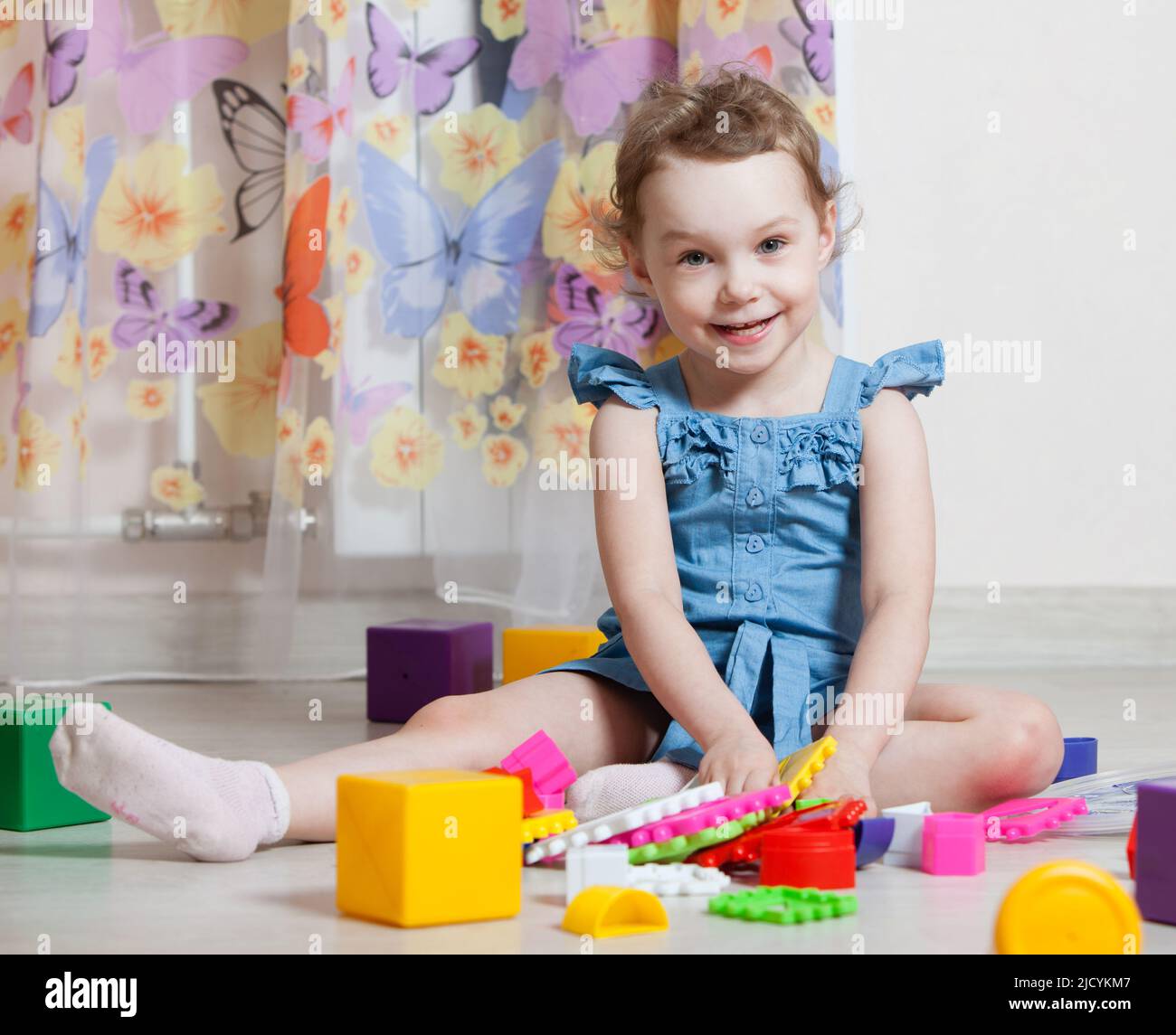 belle fille joue des jouets dans la chambre Banque D'Images