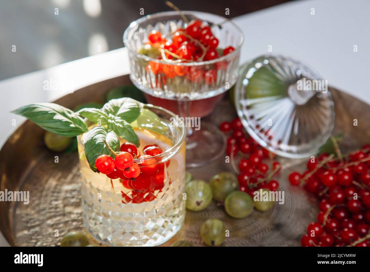 Boisson rafraîchissante d'été avec baies et fruits, fête maison, groseilles à maquereau et raisins de Corinthe, limonade dans un verre Banque D'Images