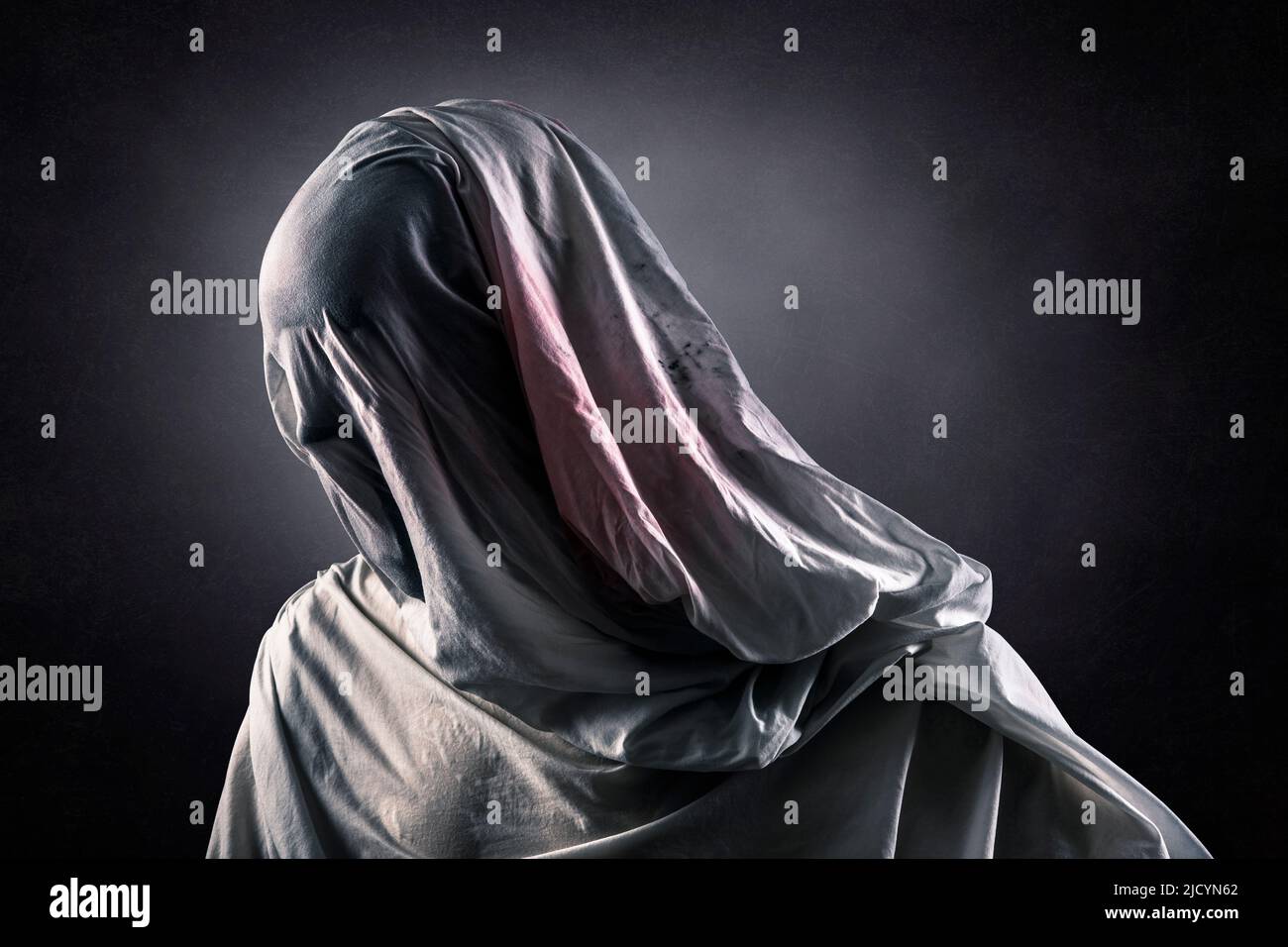 Portrait d'un fantôme effrayant sur fond sombre et brumeux Banque D'Images